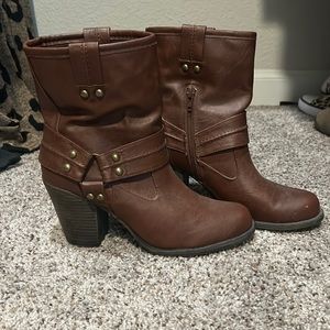 Heeled boots